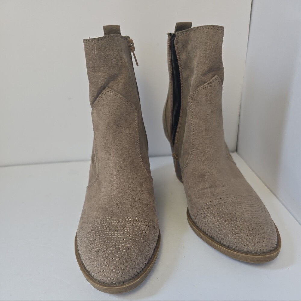 Indigo Rd. Women’s 7.5M Taupe Beige Western Ankle Boots Block Heel Side Zip.